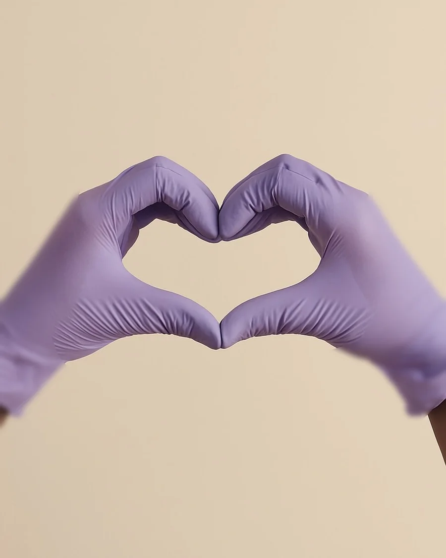 Manos con guantes formando un corazón
