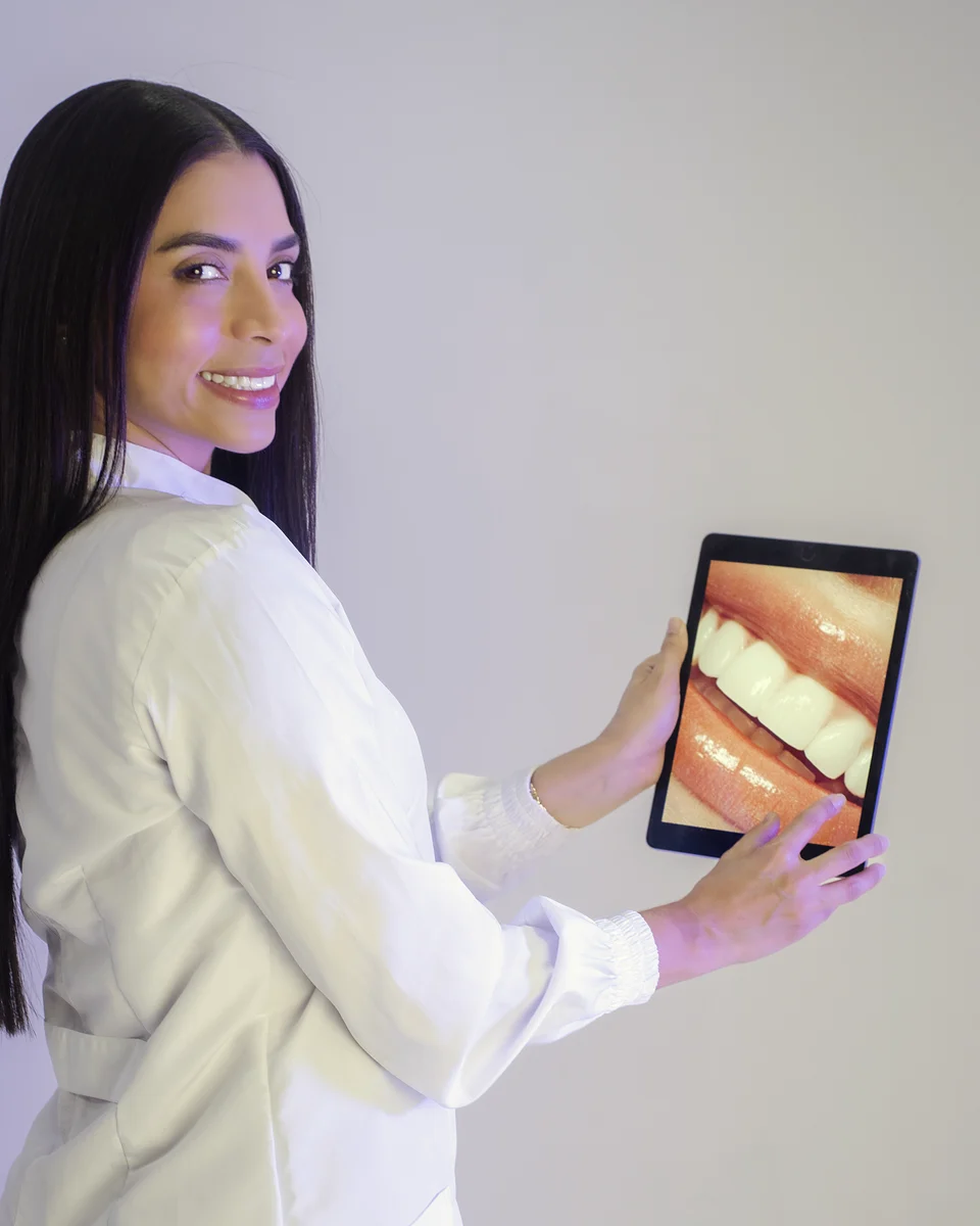 Dra. Katia Blanco mostrando un diseño de sonrisa en tablet
